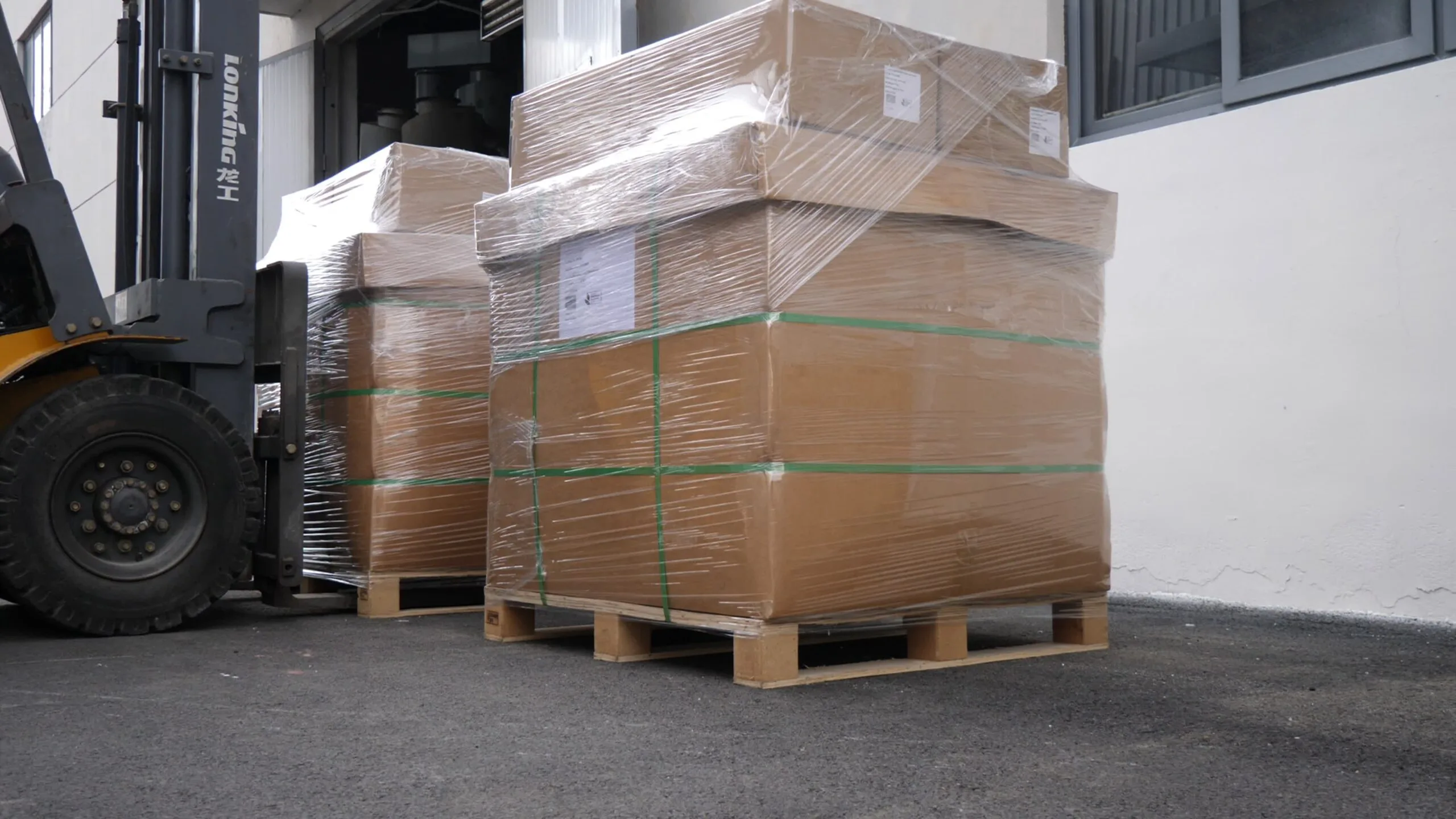 Accueil 6 Palletized goods and forklift